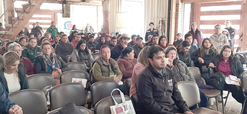 Usuarios de INDAP del área Cauquenes participaron en seminario sobre el rubro frutillas