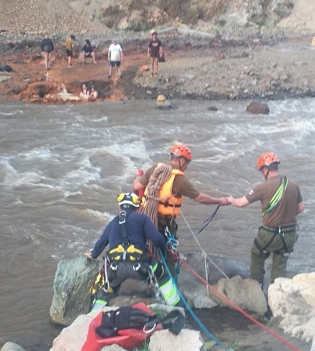 Carabineros del Retén (f) La Mina rescató a 14 turistas aislados en cordillera maulina por crecida de río