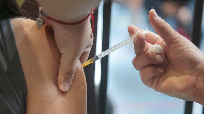 Cuarta dosis para quienes se aplicaron refuerzo antes del 8 de mayo: El calendario de vacunación de esta semana