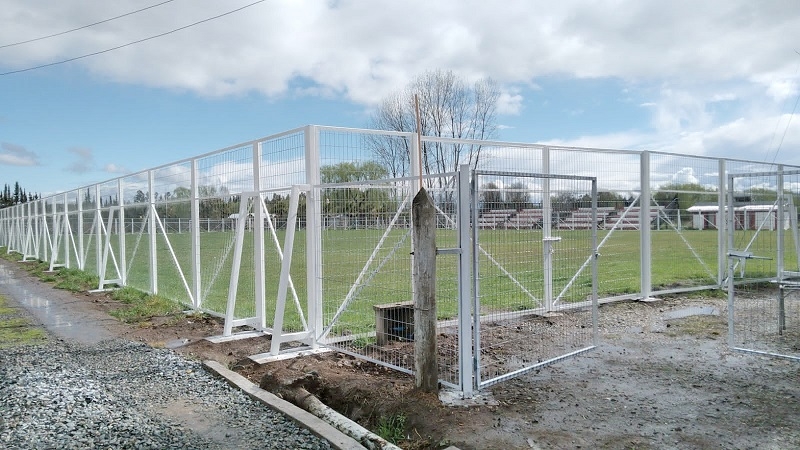Apoyando al deporte: En Teno el municipio y Subdere realizan cierres perimetrales en recintos deportivos