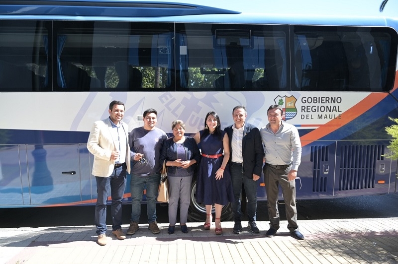 Gobierno Regional del Maule entrega bus para Pelluhue 