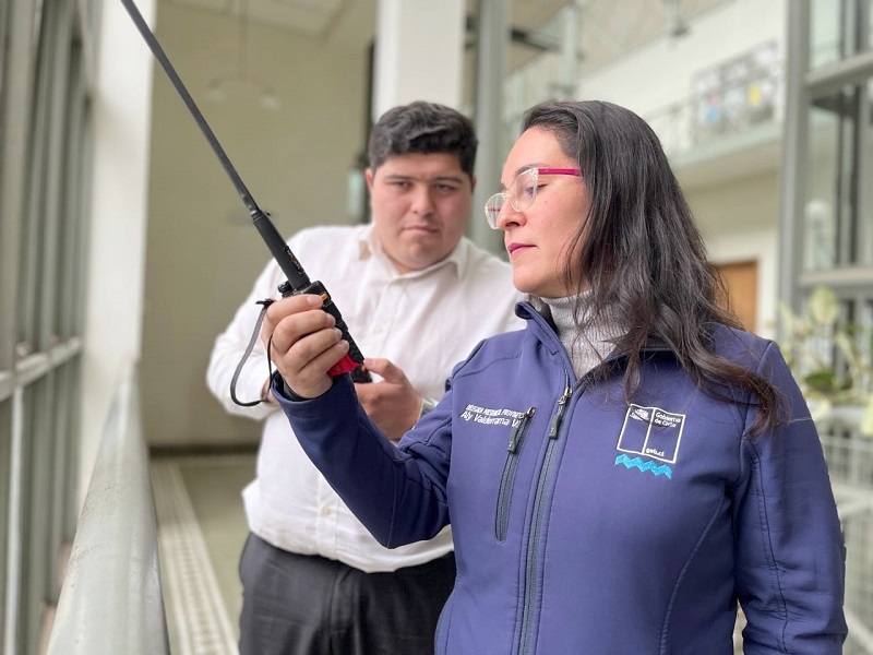 CERT de Pejerrey entrega radio satelital a la Delegada Presidencial