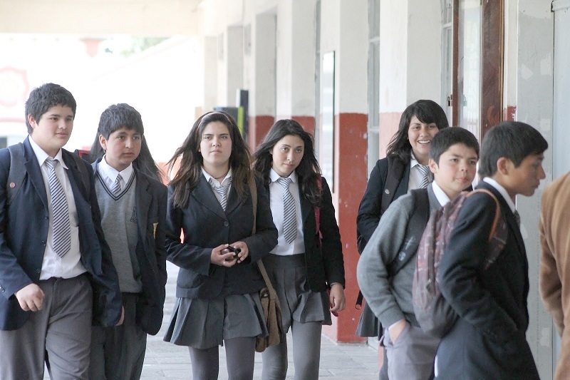 Piden a Ministro de Educación prohibir exigencia de nuevos uniformes