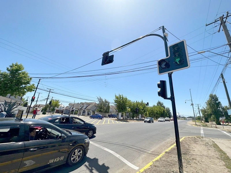 Municipalidad de Parral inaugura nuevo semáforo  