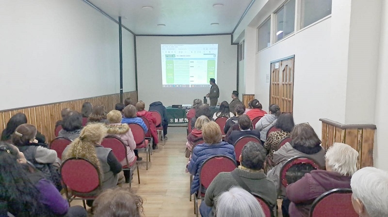 Carabineros de Linares realizó reunión con los vecinos de la comuna.