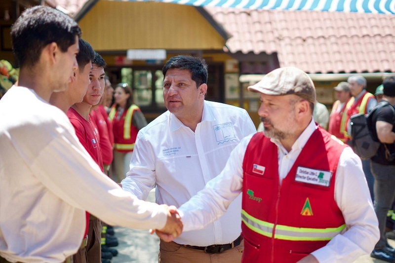 Director Ejecutivo de Conaf se reúne con brigadistas tras trágico accidente aéreo