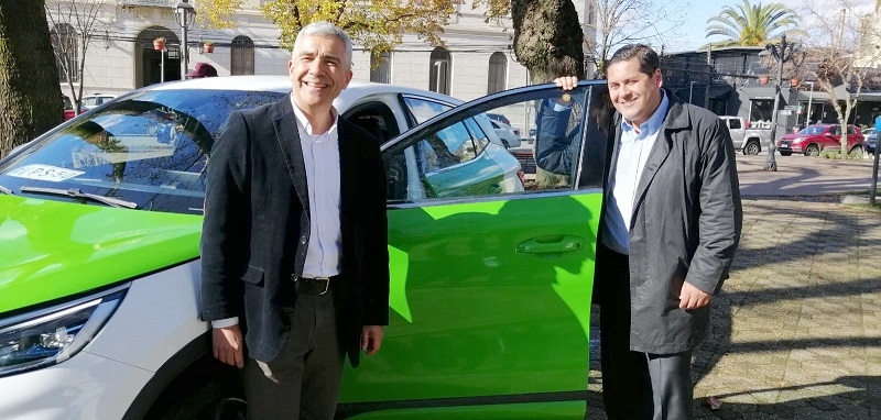 En Plaza de Armas presentaron el primer taxi colectivo eléctrico para Linares