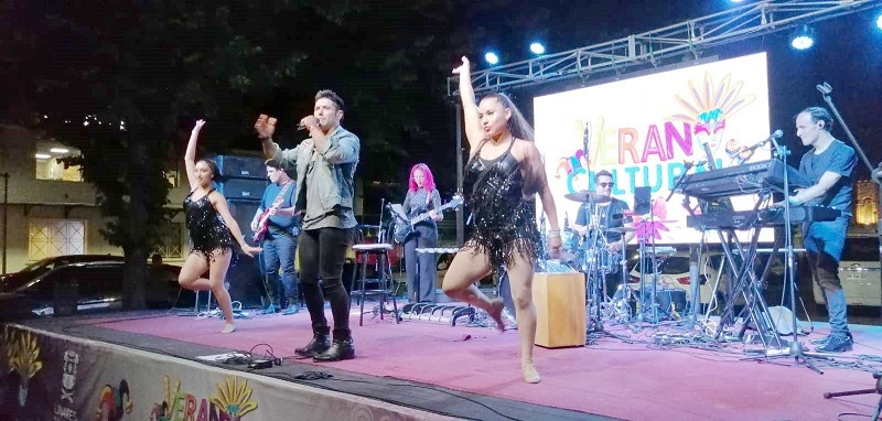 “Verano cultural” Miguel Garcés presentó sólido show en Linares