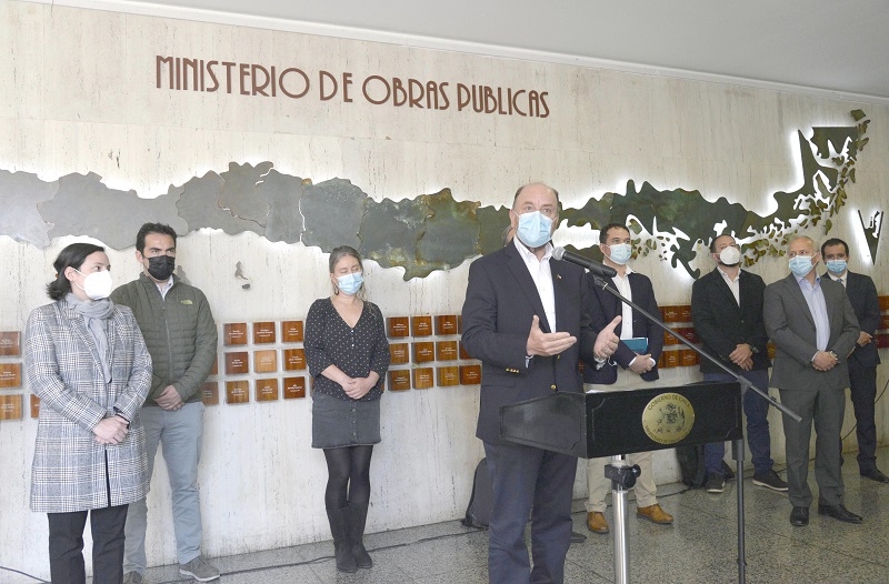 Ministro Moreno se reúne con grandes empresas de la industria y el comercio y les pide avanzar en la reducción del consumo de agua para enfrentar la sequía