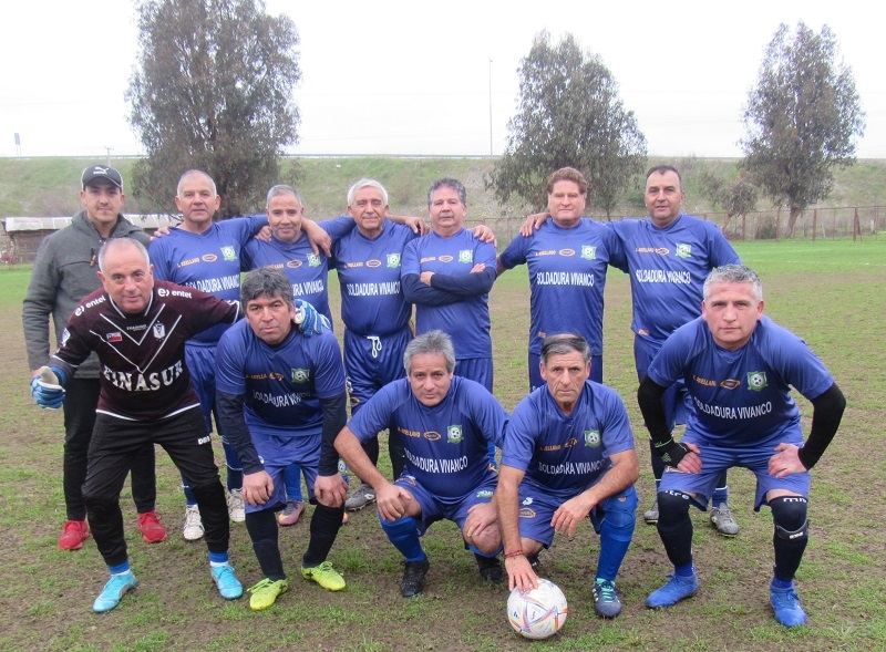 El deporte no tiene edad: Los viejitos “cracks” de Linares corren y disfrutan del fútbol como en sus mejores tiempos 