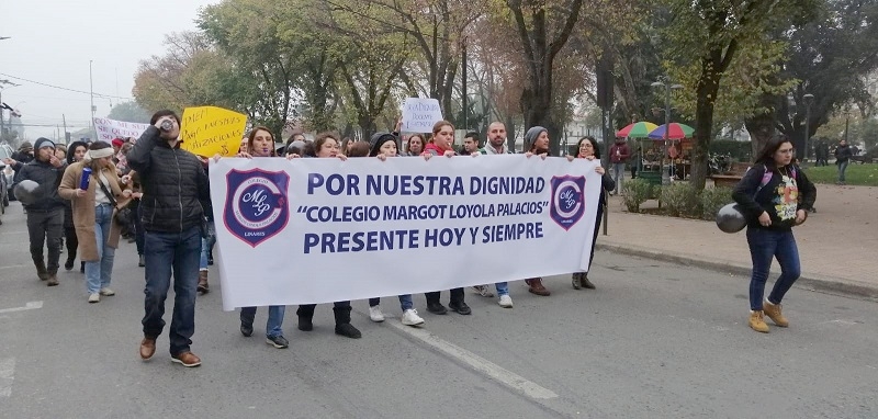 Colegio de Profesores protagonizó marcha en Linares exigiendo al municipio pago de deuda previsional
