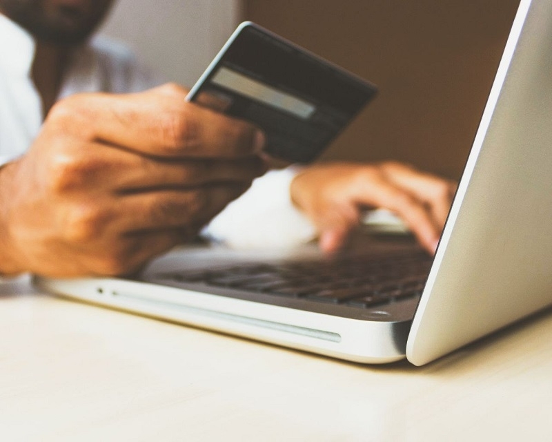 Economista recomienda privilegiar el pago en efectivo o débito en fiestas de fin de año 