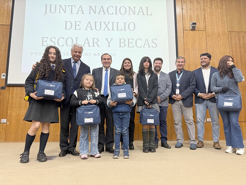 Gobernador Regional y JUNAEB entregan ayudas auditivas a estudiantes maulinos