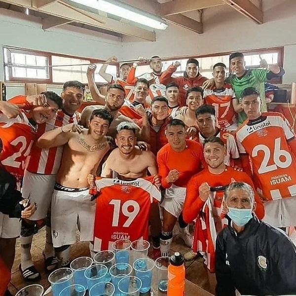 En el Tucapel Bustamante Lastra:  Albirrojos ganaron batalla épica derribando al puntero por 2 a 0 