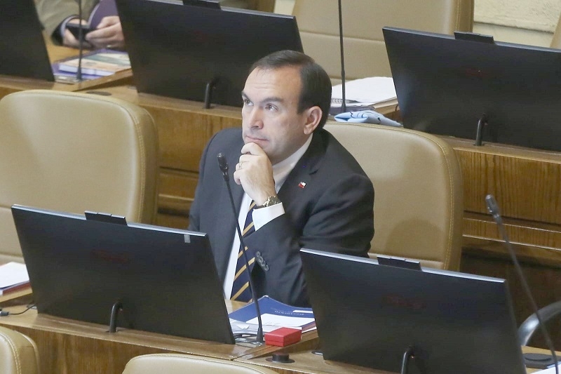 Dan luz verde a proyecto que busca restringir uso de celulares en colegios