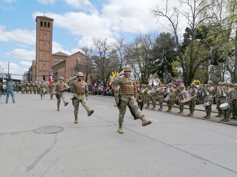 Impecable desfile de Fiestas Patrias en Linares