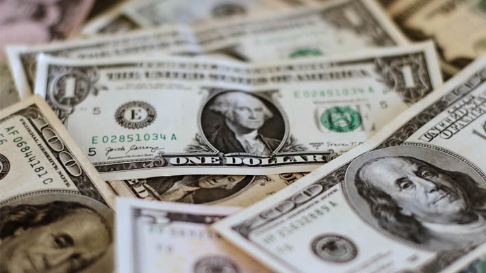 En volátil semana, dólar se acopla a la depreciación de la divisa en el plano global y cierra por debajo de los $860