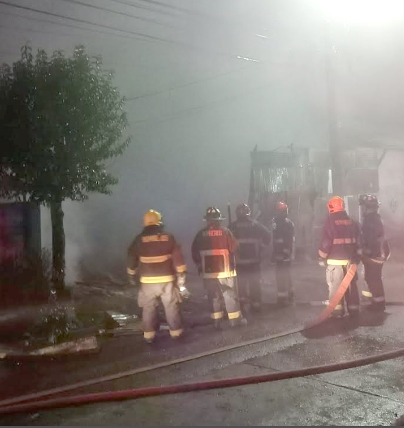 Linares: incendio destruyó taller de mueblería y hojalatería en calle Rengo
