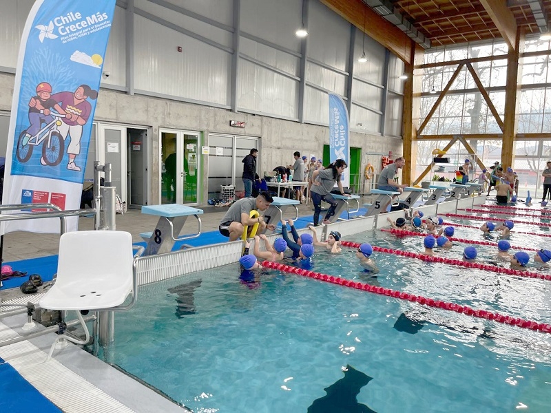 IND realiza actividades de natación para niños y niñas en vacaciones de invierno