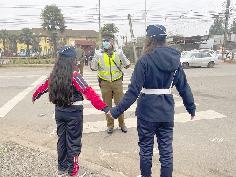 Carabineros de San Clemente instruye en terreno a brigadistas de seguridad escolar