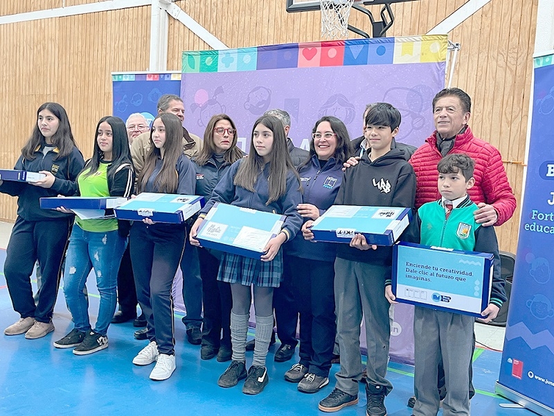  889 estudiantes de Linares reciben computadores de la Beca TIC
