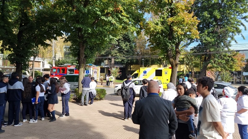 Linares: fuga de amoníaco activó operativo de emergencia y evacuación de 1.400 alumnos