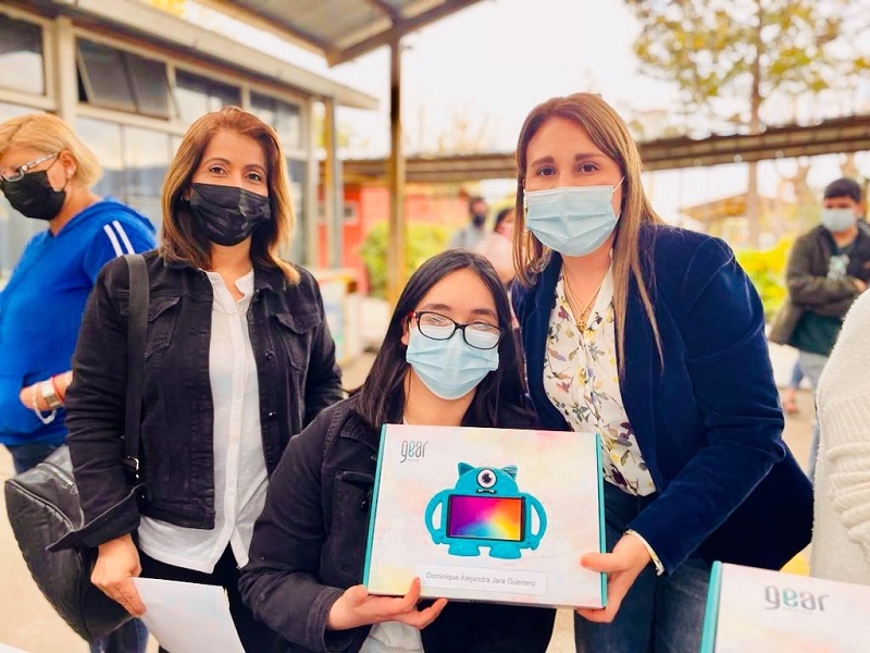 En escuelas y colegios de Curicó, Talca, Maule, Linares y Cauquenes  FOSIS entrega tablet a cientos de escolares maulinos para estimular su planificación, ahorro y digitalización