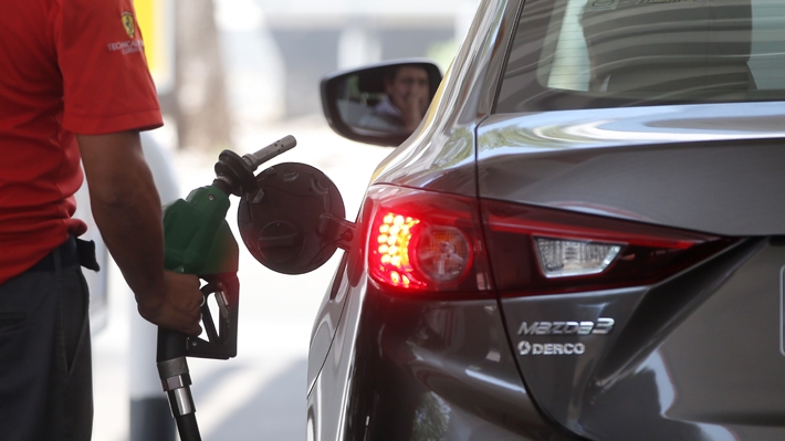 Expertos dicen que la bencina en $1.000 ya "es un piso" y no proyectan bajas ni en el corto ni mediano plazo