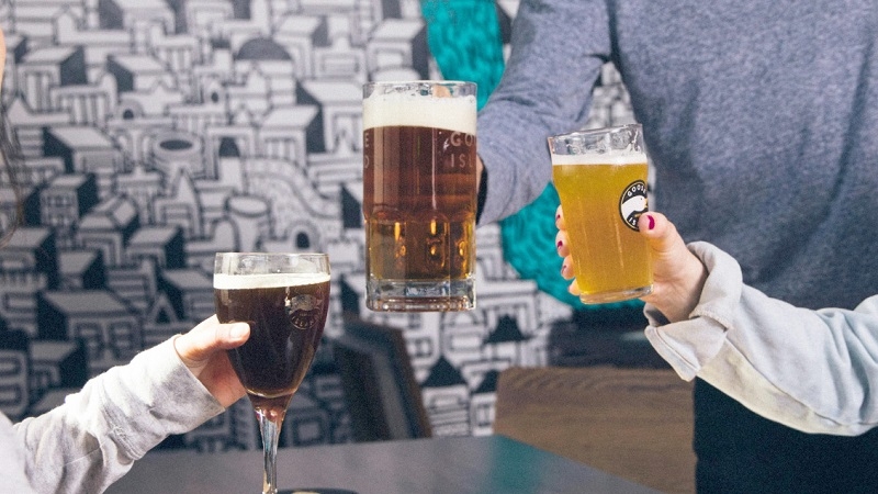 Estudio revela que los chilenos beben alrededor de 57 litros de cerveza al año