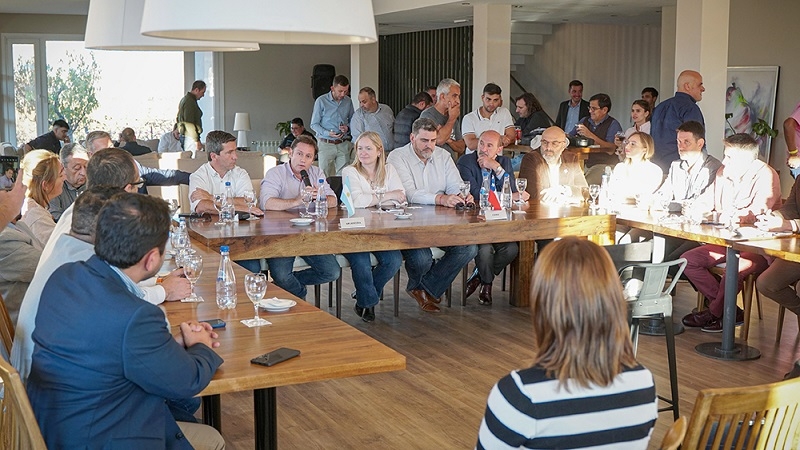 Gobernador Álvarez-Salamanca encabeza encuentro binacional en General Alvear donde se comprometen a potenciar el uso del Paso Pehuenche