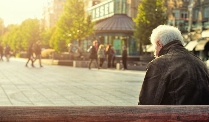 Proyecto de ley busca disponer espacios públicos de descanso para adultos mayores 