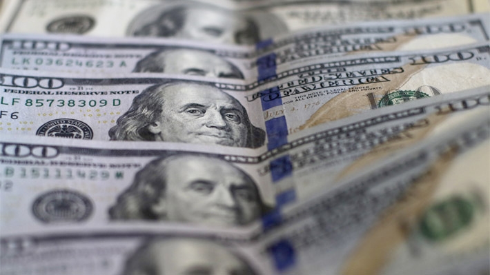 Sexta alza consecutiva: Dólar borra caídas de la mañana y se ubica por sobre los $940