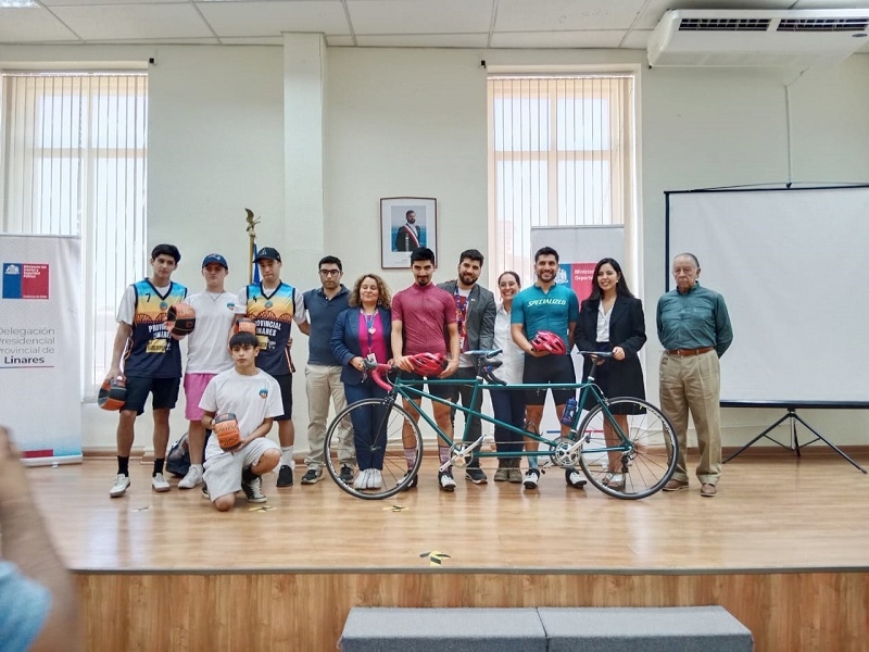 En la Delegación Provincial de Linares se realizó la entrega de implementación del fondo nacional para el Fomento del Deporte 