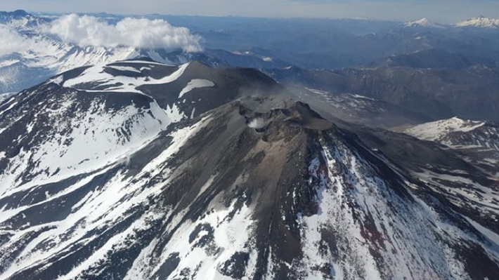 Complejo volcánico Nevados de Chillán registra "explosión" asociada con "un sismo de largo periodo"