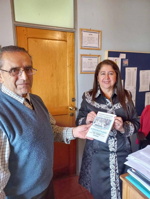  Establecimientos educacionales reciben libro testimonial de profesor Dagoberto Tapia