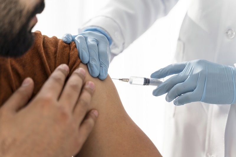 Colegio Médico del Maule y UTalca lanzan campaña para  promover autocuidado y vacunación