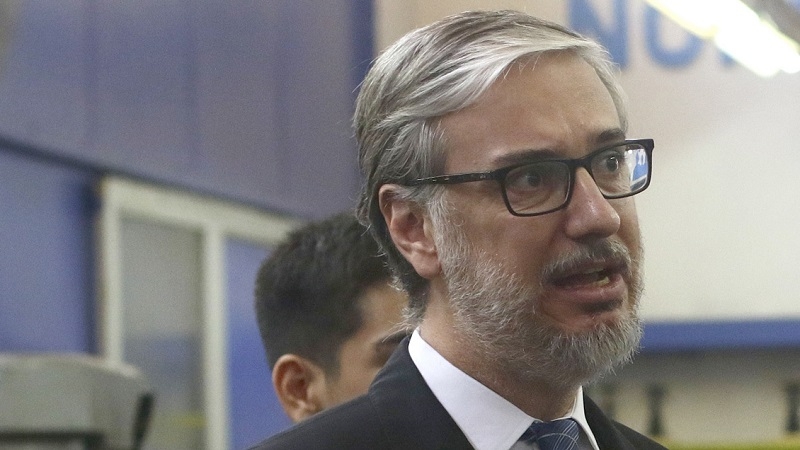 Tras críticas de estudiantes y funcionarios, Mineduc le pidió la renuncia al director de la Junaeb