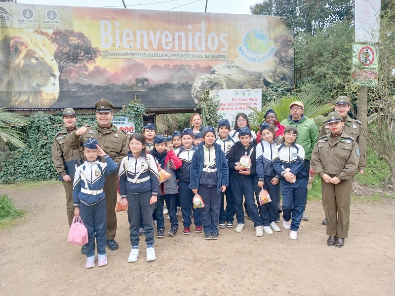 Carabineros y brigadistas escolares visitaron Casa Noé-Mundo Animal en Linares