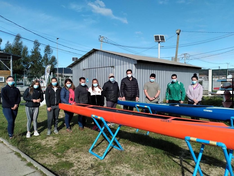 Modernas embarcaciones entregó IND a equipo juvenil de canotaje Constitución