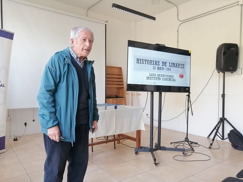 Aniversario de Biblioteca N° 8: Profesor Manuel Quevedo ofreció charla sobre Historia de Linares en Instituto Comercial