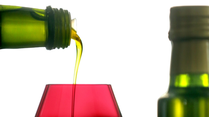  Aceite de oliva en las nubes: Precio se ha disparado 43% y litro en supermercados parte en $12 mil por escasez mundial