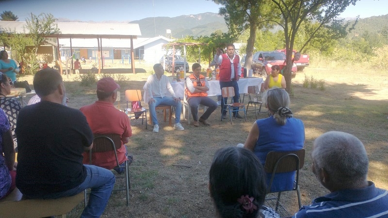 Alcalde Mario Meza se reunió con vecinos de sector Bellavista para abordar futuro asfalto del camino