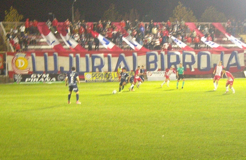 Albirrojos ganaron partido clave con anotación de penal y escalaron al tercer lugar 