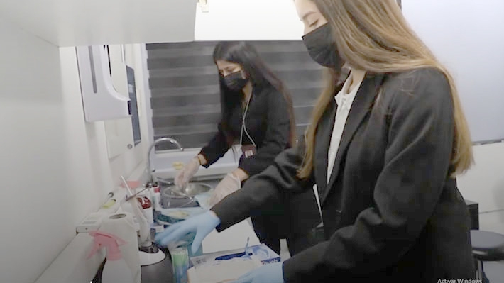 Clausuran clínica dental en Santiago: Detienen a tres extranjeros por ejercicio ilegal de la profesión