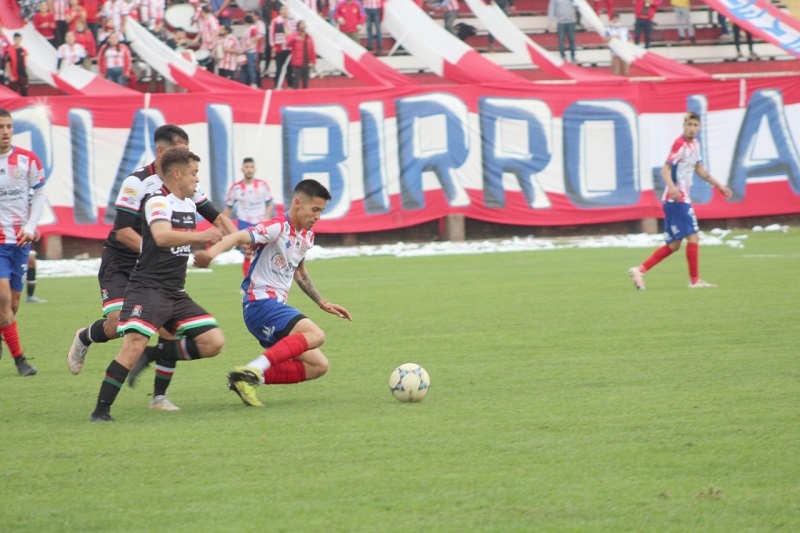 Al mediodía: Deportes Linares comienza la segunda rueda en Quillón 