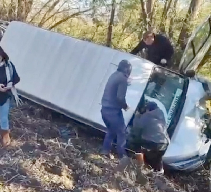 San Javier: volcamiento de furgón con pacientes dializados deja 8 lesionados en sector Vaquería