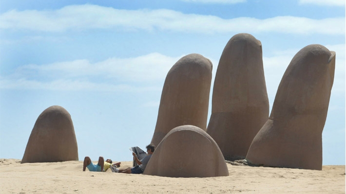 CR7 te amo": Vandalizan icónica escultura de los "dedos" de Punta del Este realizada por artista chileno