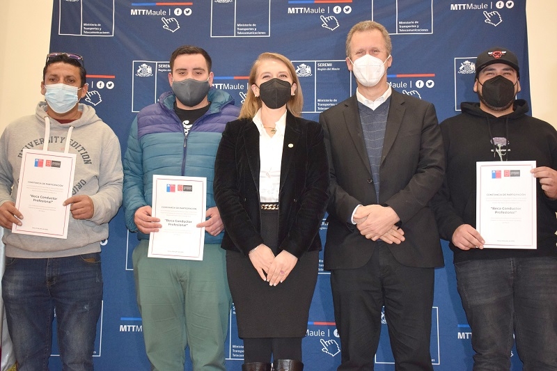 U. Autónoma entrega 30 becas para formación de conductores profesionales