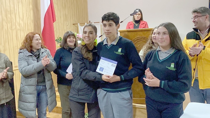 INDAP y el Liceo Agrícola Marta Martínez Cruz de Yerbas Buenas firman convenio de colaboración para fortalecer formación práctica de sus estudiantes