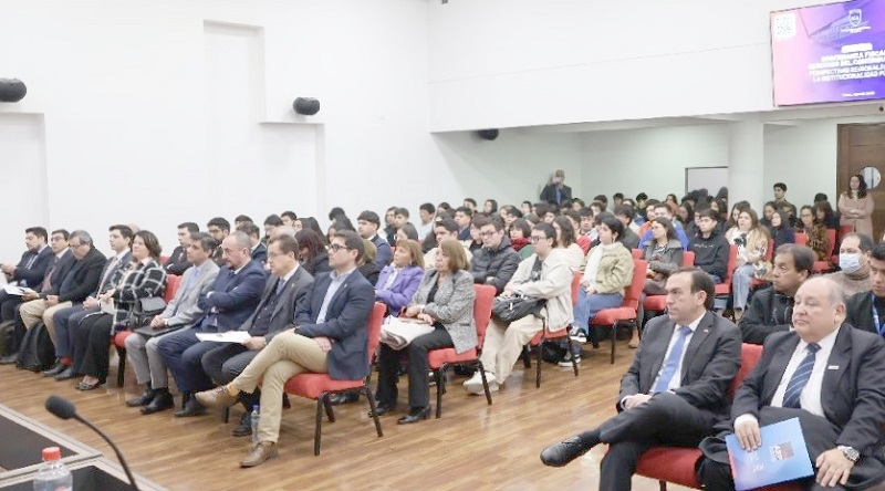 Universidad Autónoma congregó a más de 300 asistentes en seminario sobre gobernanza fiscal y derechos del contribuyente